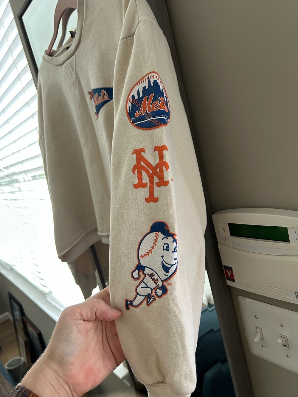 Fanatics Beige Cropped Crewneck Sweatshirt with Mets Pennant Medium - Picture 2 of 6